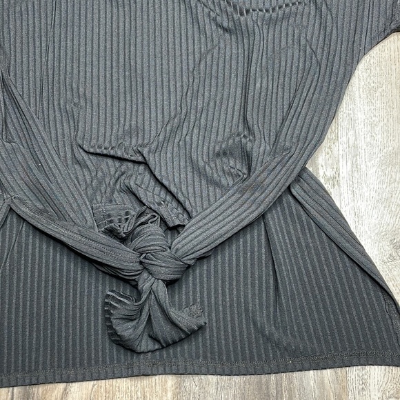 New Look Women’s Ribbed Black Short Sleeve Blouse with front Knot, size 6 - Picture 3 of 9